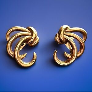 Crown Trifari Gold Tone Clip On Earrings Round Curved Swirl Knot EUC